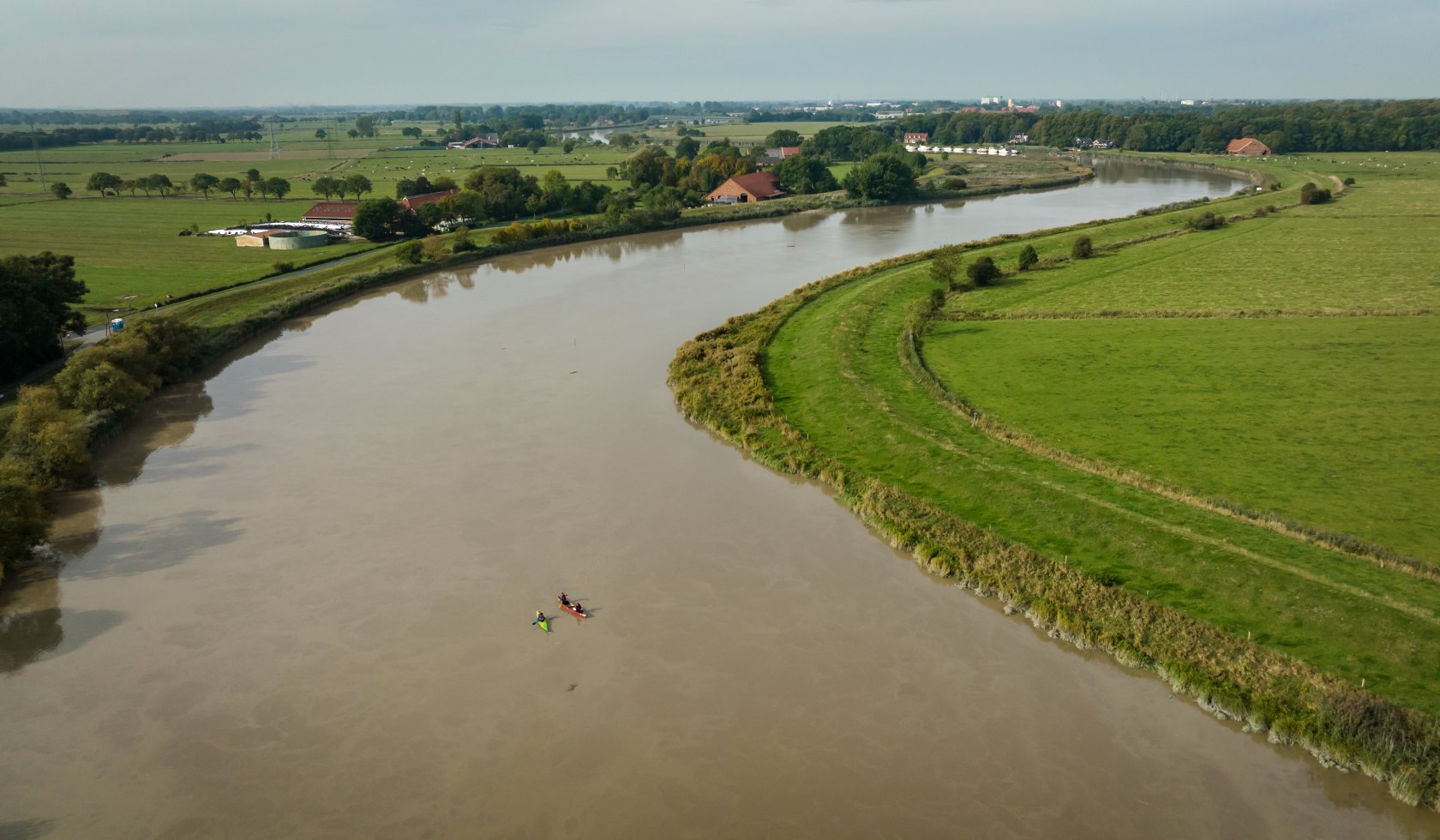 Drohnenaufnahme Kanufahrer auf Fluss in Ostfriesland, © Tourismusmarketing Niedersachsen GmbH