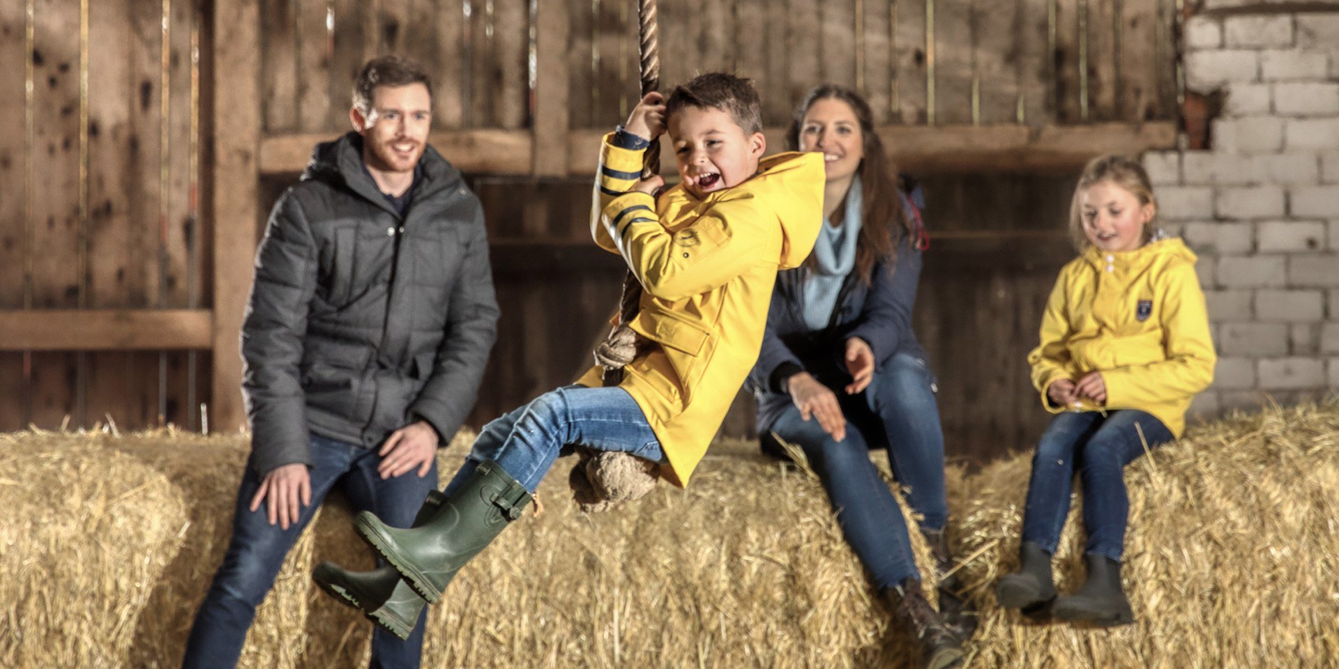 Junge springt mit Seil und Familie steht dahinter, © TourismusMarketing Niedersachsen GmbH