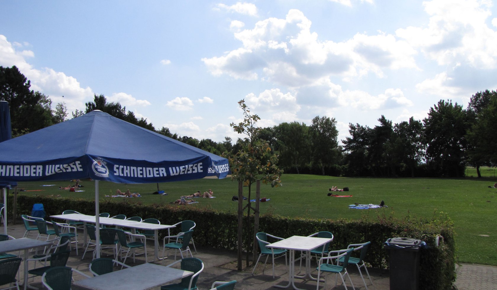 Die Außenterasse des gastronomischen Bereichs im Auebad Wendeburg, © Gemeinde Wendeburg