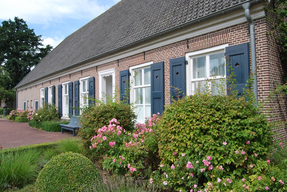 Das Haus Ringerbrüggen in Emlichheim, umgeben von Blumen, © Grafschaft Bentheim Tourismus e.V./ Mitarbeiter Grafschaft Bentheim Tourismus e.V.