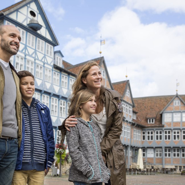 Eine Familie bestaunt die über 600 Fachwerkhäuser der Stadt Wolfenbüttel., © Stadt Wolfenbüttel / Christian Bierwagen