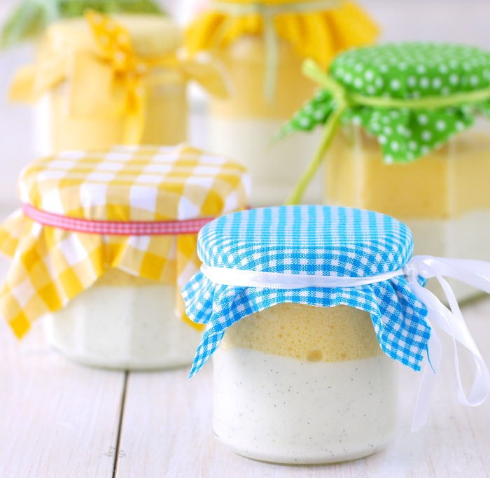 Mehrere Gläser des Desserts Welfenspeise mit bunten Hauben, © Foto / kitchenkiss