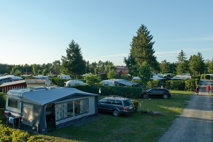 Blick auf den Campingplatz "Auf dem Simpel". Zu sehen ist ein Wohnmobil mit Vorzelt., © Campingplatz "Auf dem Simpel"