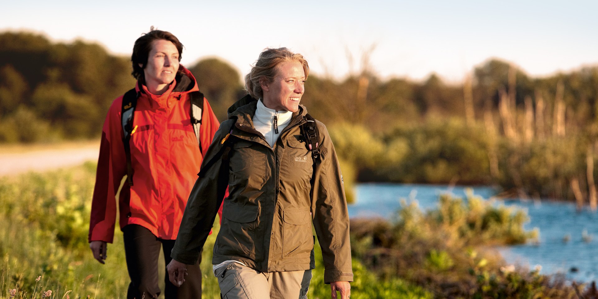 Zwei Frauen wandern entlang eines Flusses, © Emsland Tourismus GmbH