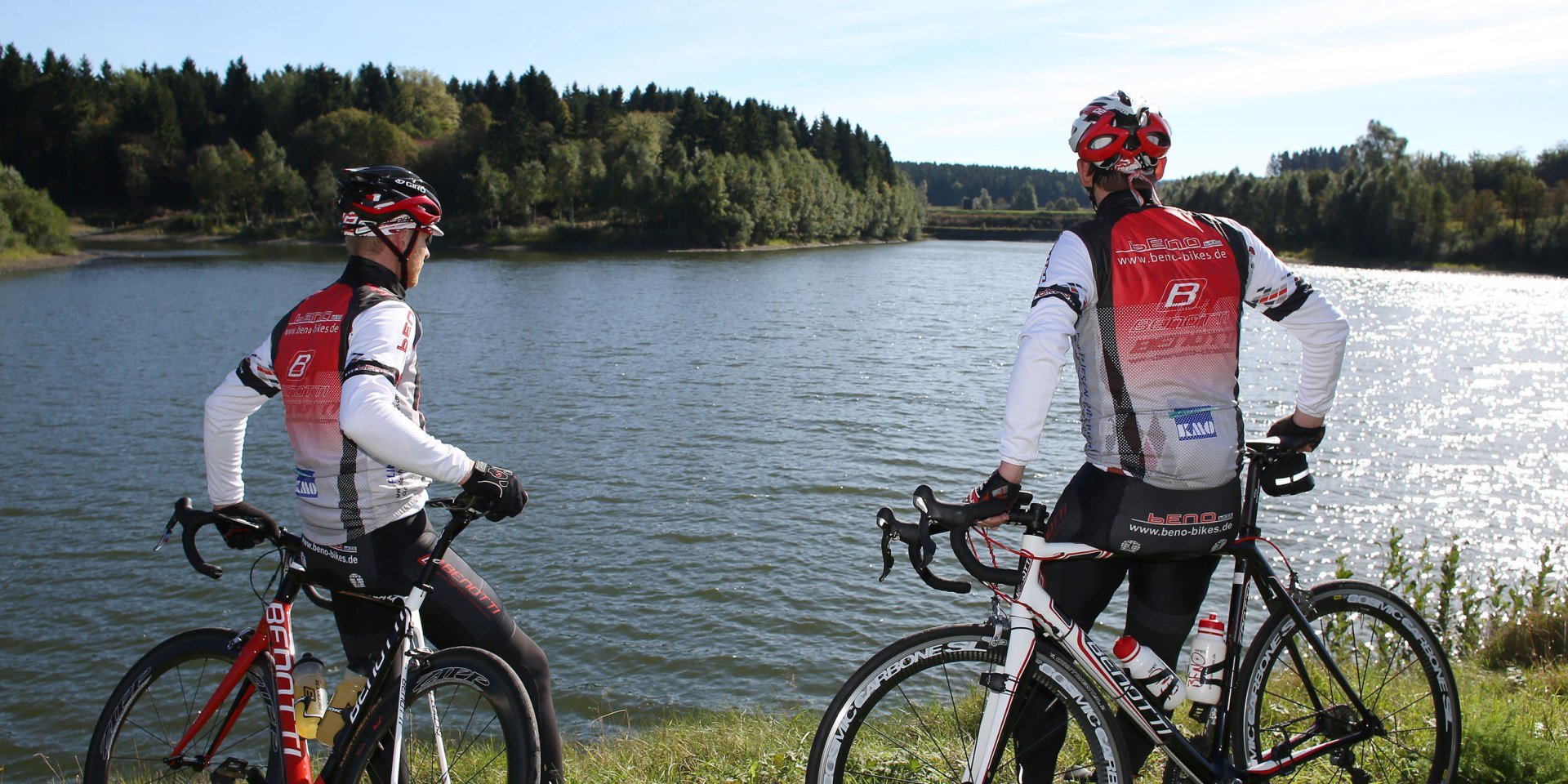 Zwei Rennradfahrer vor einem See im Harz, © TMN / Lars Kaletta