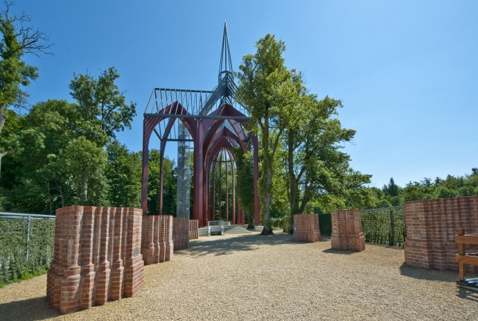 Anblick der modernen Klosterstätte Ihlow aus Stahl und Holz, © Gemeinde Ihlow / Claus Schüssler