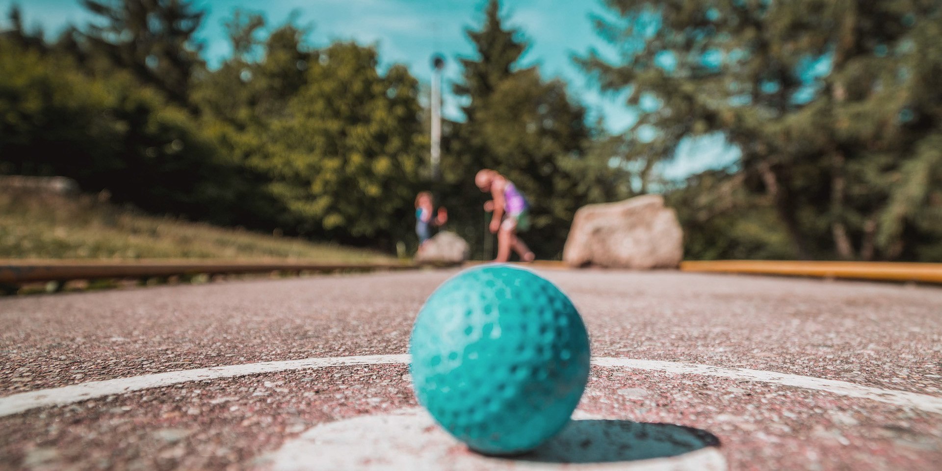 Blauer Minigolfball auf Minigolfbahn, © Pixabay | Peggy_Marco