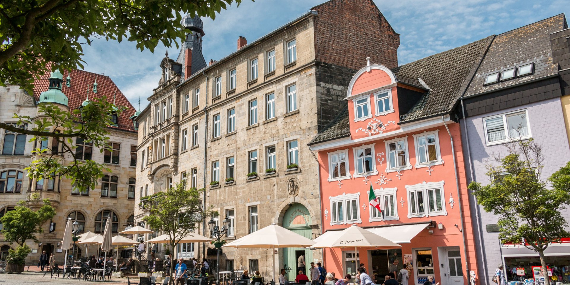 Marktplatz mit Rathaus und Menschen in den Cafés, © Stadt Helmstedt / Foto Asmus