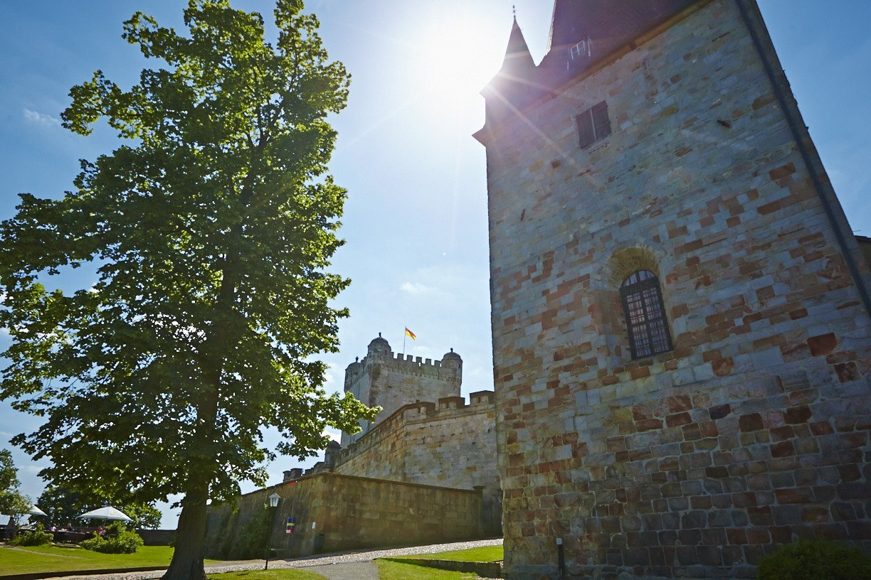 Die beeindruckenden Mauern der Burg, © Grafschaft Bentheim Tourismus e.V./ Schubert