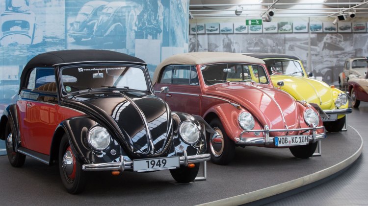 Blick in die Ausstellung im AutoMuseum Volkswagen in Wolfsburg, © Roland Hermstein / Stiftung AutoMuseum Volkswagen