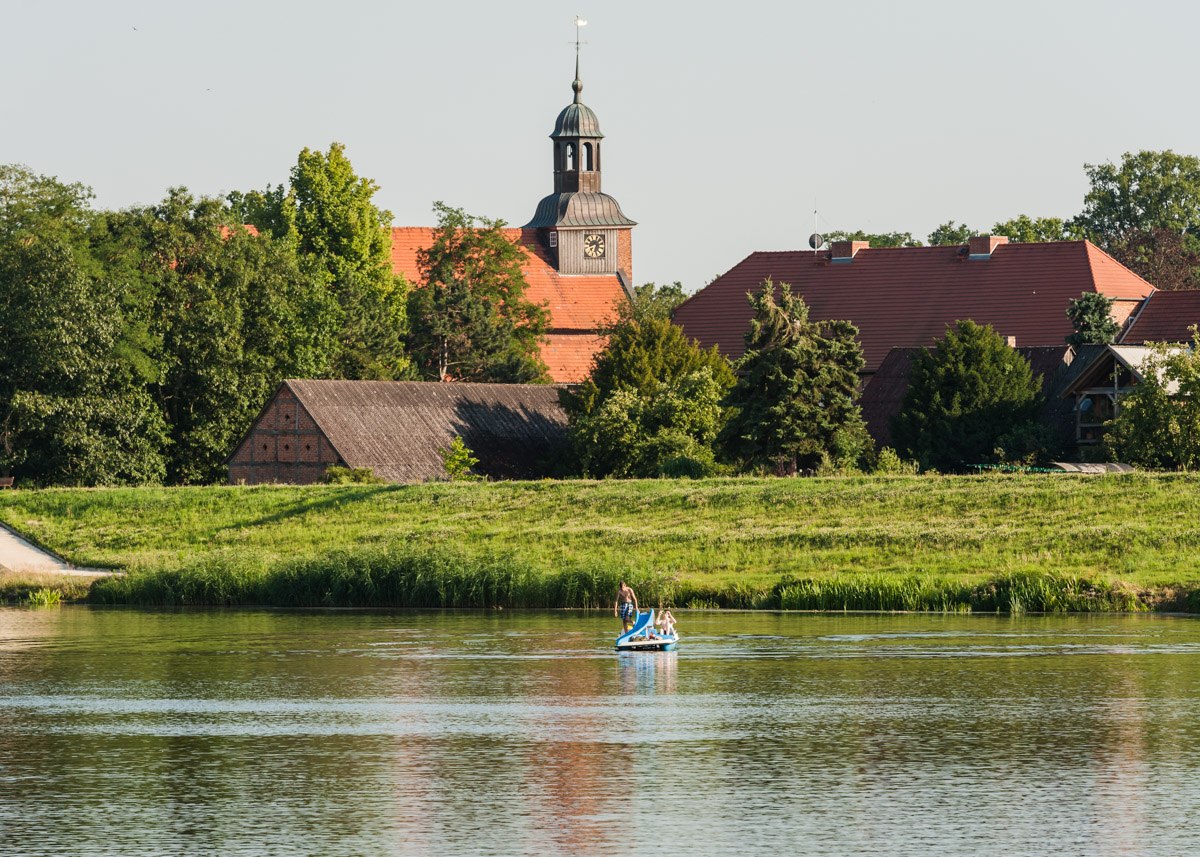 Zwei Personen fahren Tretboot auf der Elbe, © Markus Tiemann/TMN