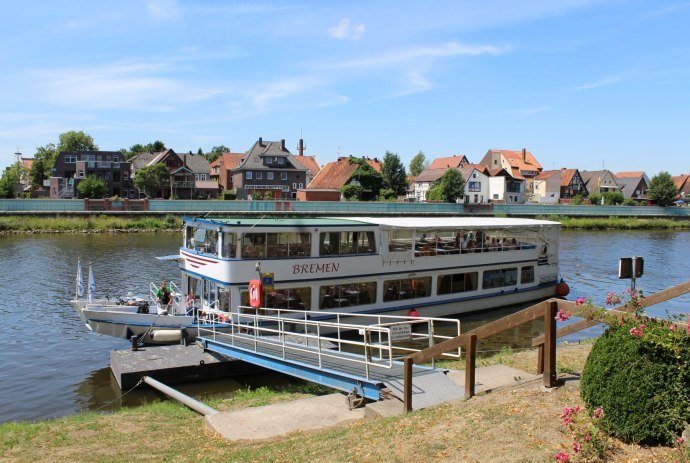 Die FGS Bremen legt am Ufer an, © Mittelweser Touristik GmbH