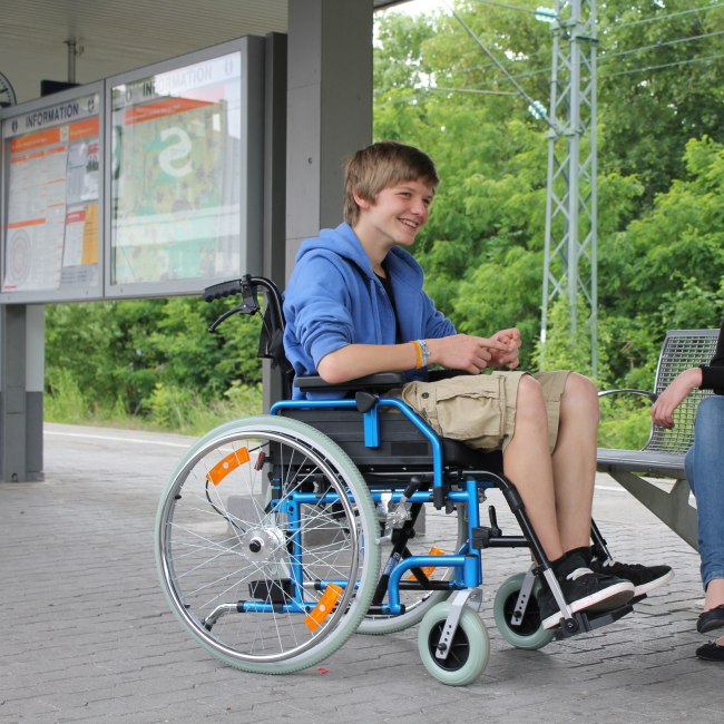 Rollstuhlfahrer am Bahnhof, © Fotolia / shootingankauf