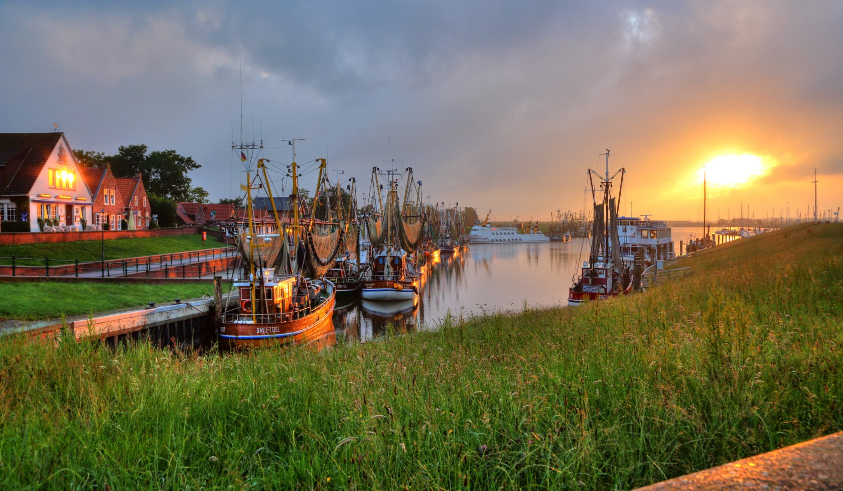 Krabbenkutter liegen im Hafen von Greetsiel, © TMN/Huber Images
