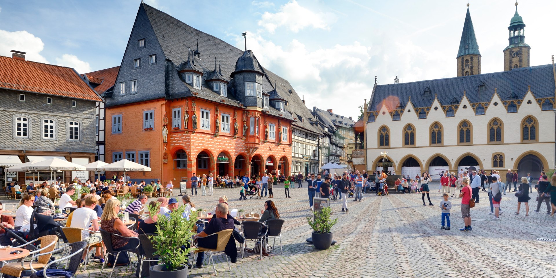 Menschen auf dem historischen Marktplatz von Goslar, © TMN/Francesco Carovillano