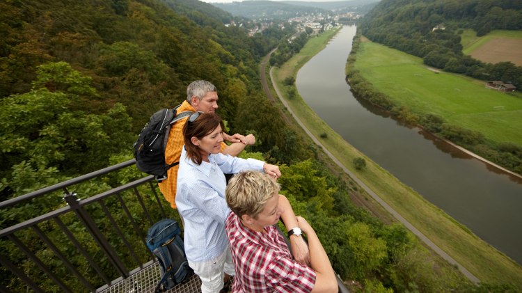 Blick vom Weserskywalk auf die Weser zwischen Beverungen und Bad Karlshafen, © Weserbergland Tourismus e.V. / Markus Gloger