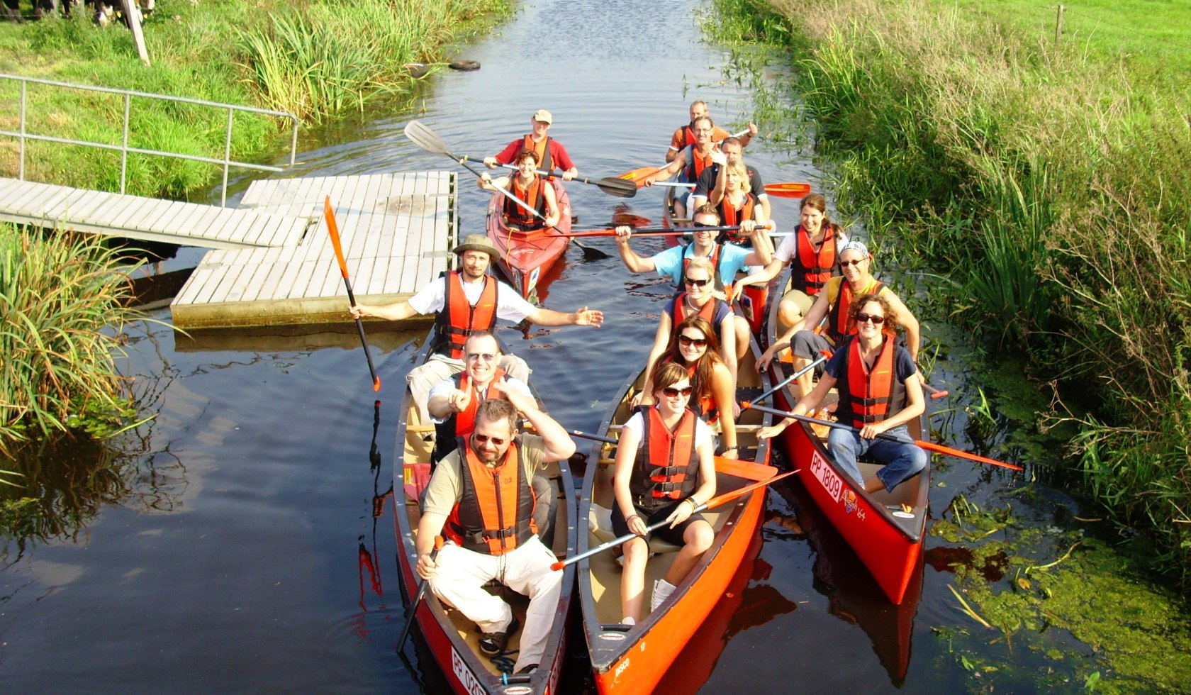 Eine Gruppe Kanuten fährt mit dem Boot auf der Leda in Ostfriesland, © Ostfriesland Tourismus GmbH