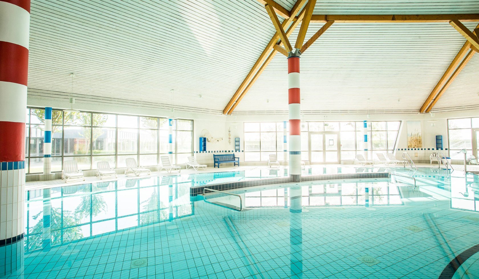 Hauptschwimmbecken Friesland Therme ohne Personen, © Wangerland Touristik GmbH/ Martin Stöver