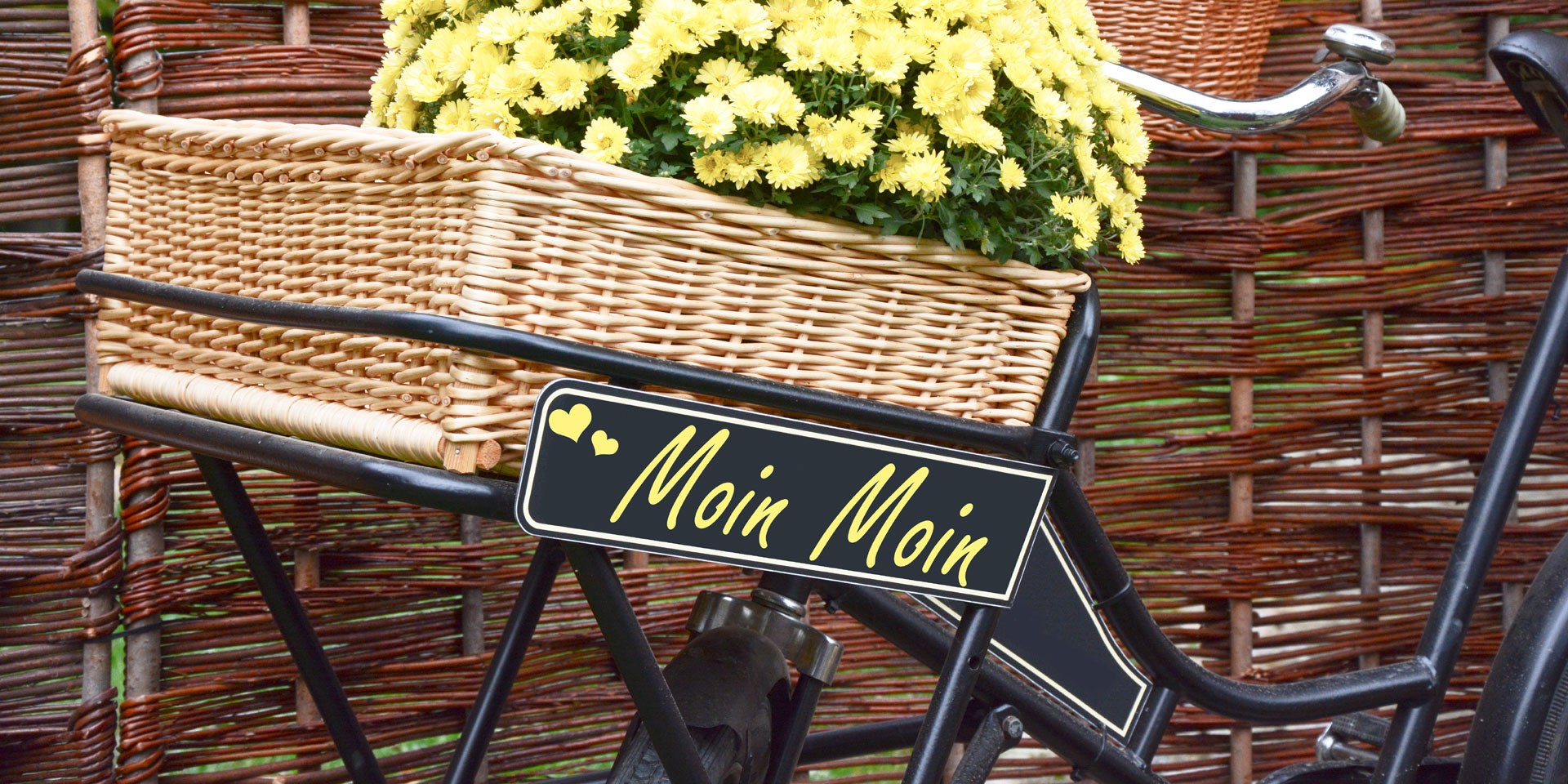 Fahrrad mit einem Schild, auf dem die typische Begrüßung Moin steht, © Fotolia / Marco2811