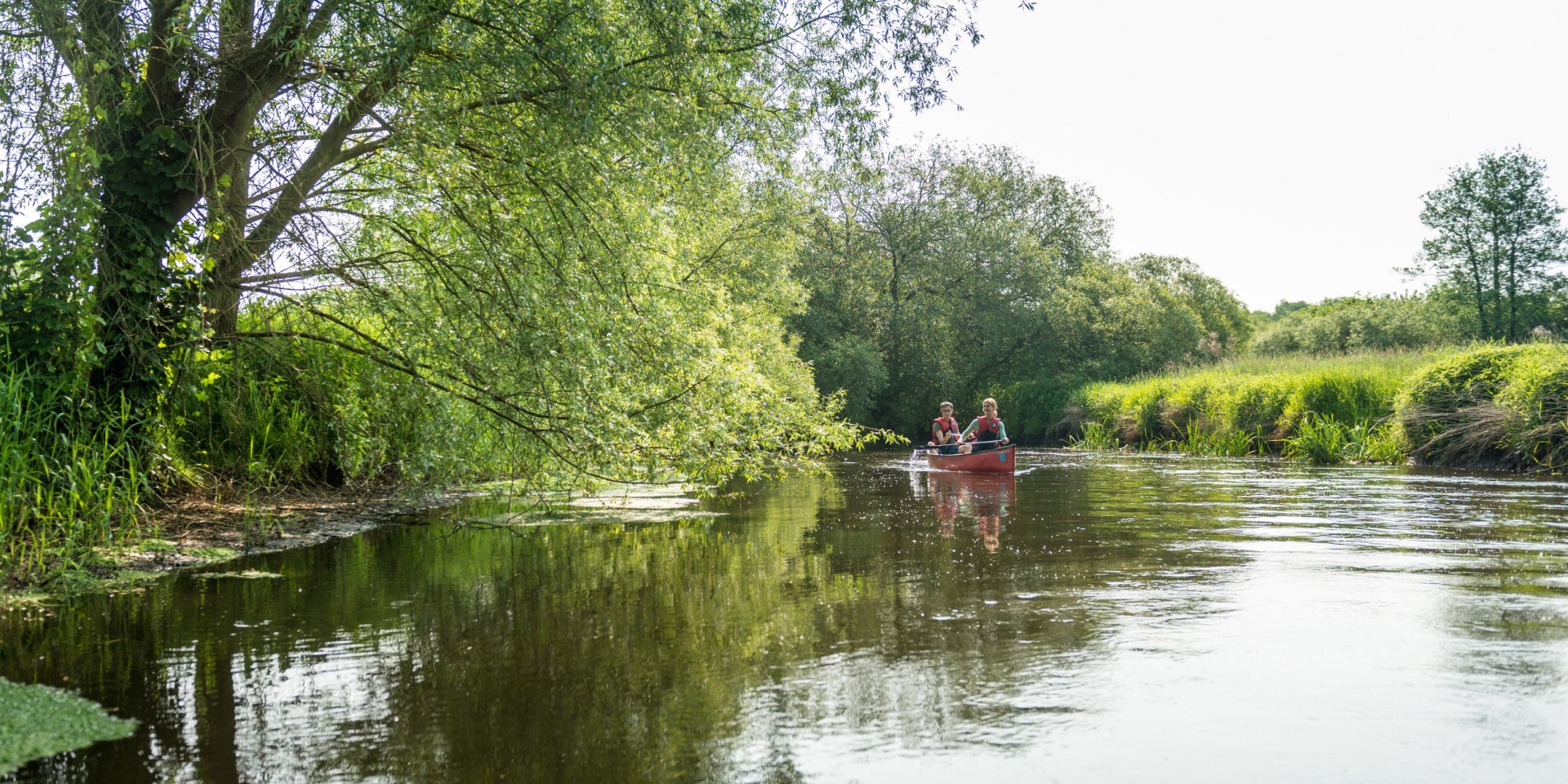 Paar fährt mit einem Kanu auf der Ilmenau in der Lüneburger Heide, © Lüneburger Heide GmbH / Dominik Ketz