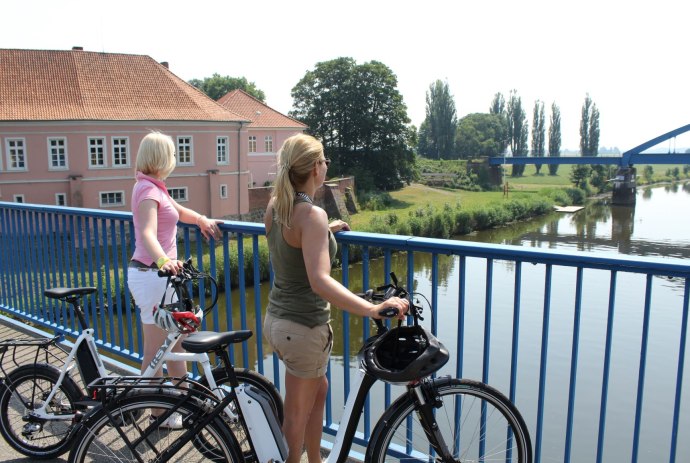 Freundinnen machen kurzen Stop auf einer Brücke, © Mittelweser Touristik GmbH