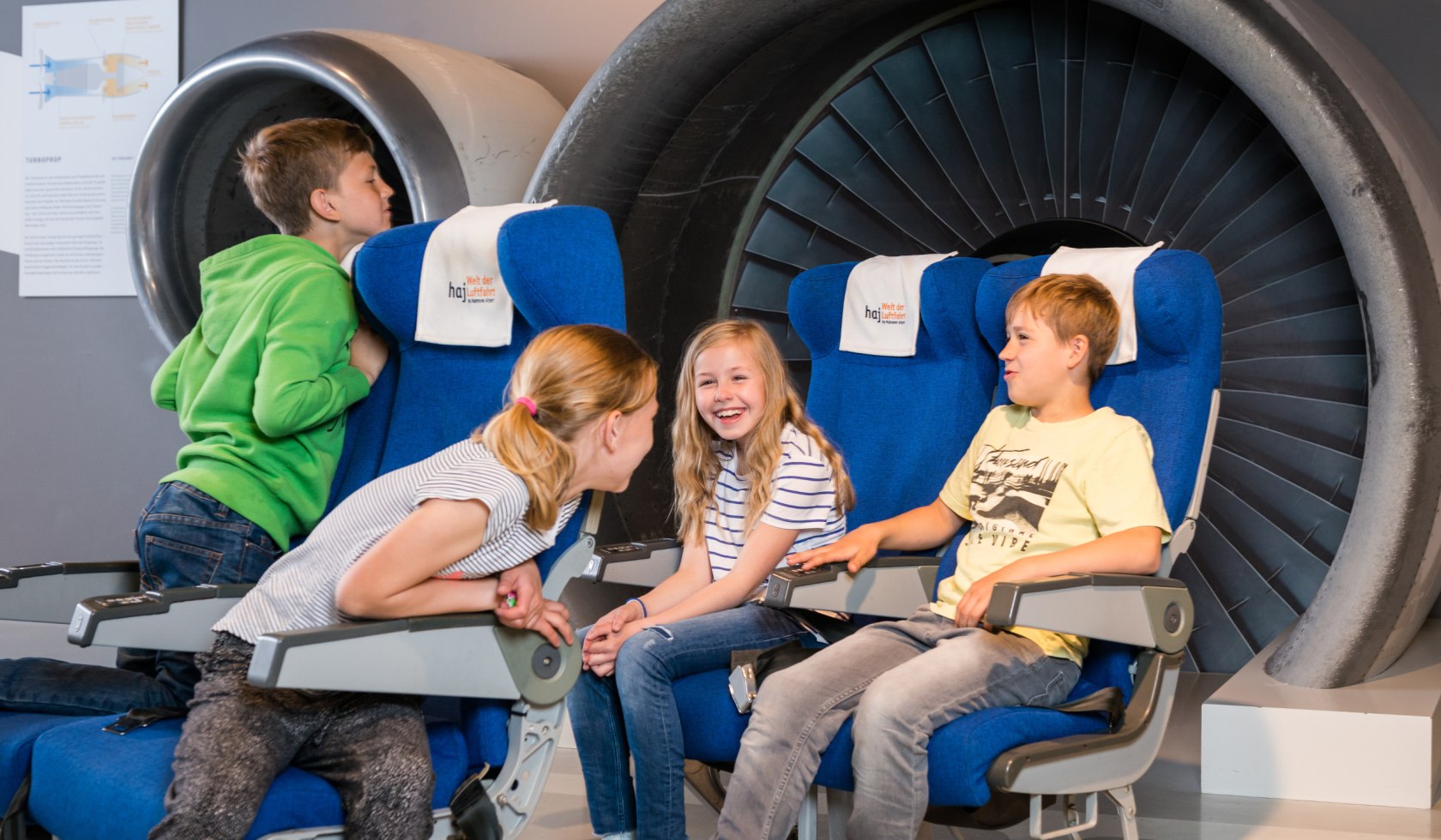 Kinder vor Turbine in der Erlebniswelt Hannover Airport, © Hannover Airport / Marius Maasewerd