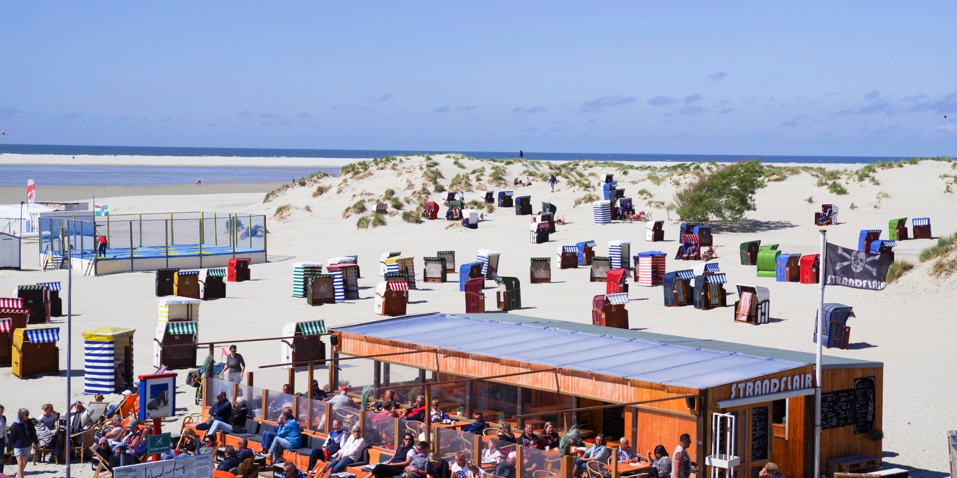 Besucher sitzen an einer Strandbar auf Borkum, © TMN/Ottmar Heinze