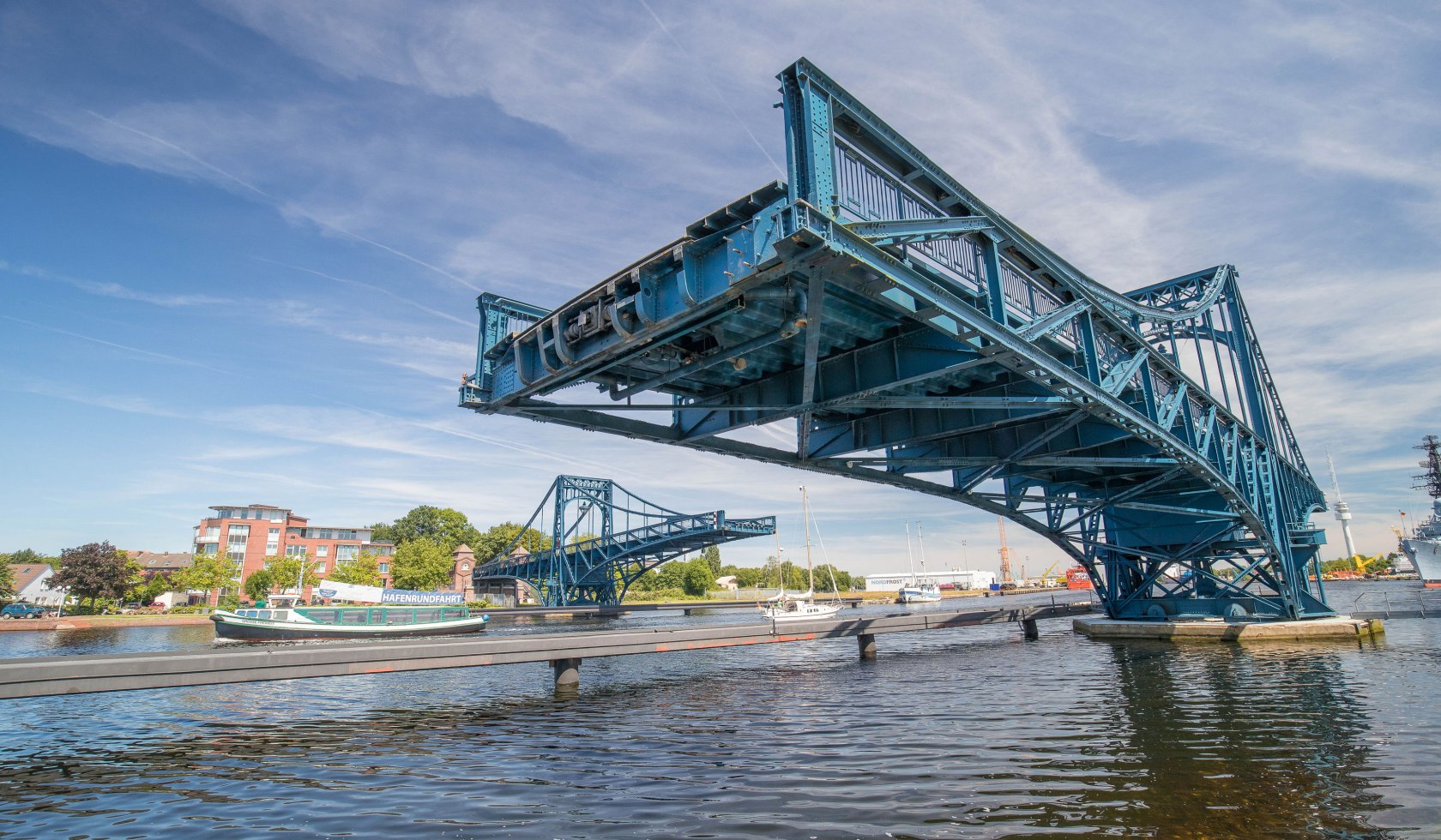 Die Kaiser-Wilhelm-Brücke in Wilhelmshaven ist eine achsensymmetrische, zweiflügelige Straßendrehbrücke aus genietetem Stahlfachwerk, © Wilhelmshaven Touristik &amp; Freizeit GmbH / Martin Stoever