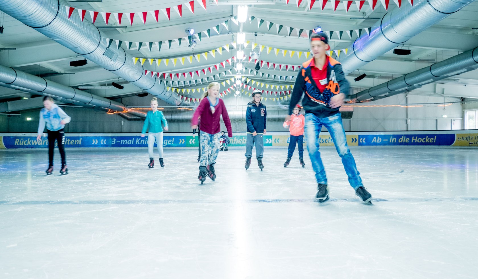 Kinder und Jugendliche in der Eislaufhalle, © Bädergesellschaft Bad Sachsa mbH