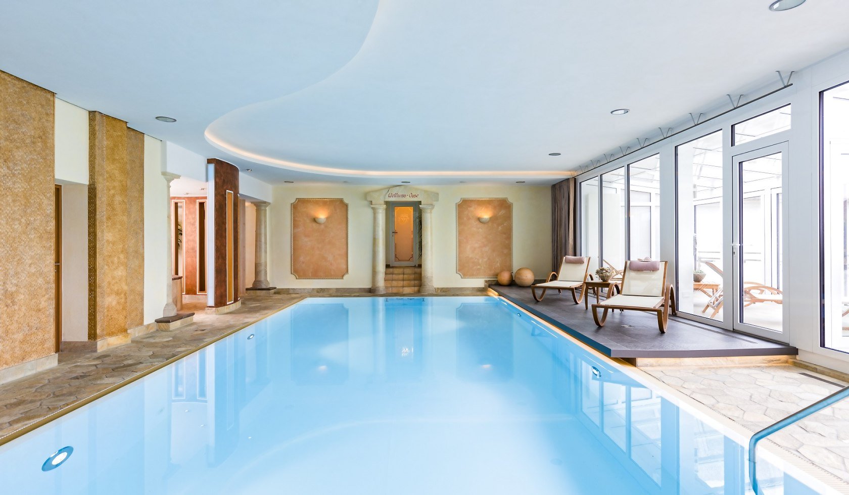 Blick in auf das Schwimmbecken des Hotels, © Hotel Noltmann-Peter