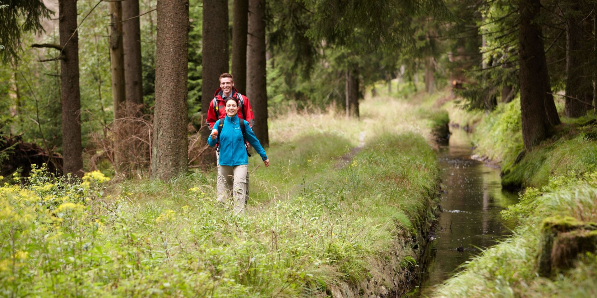 Zwei Wanderer am Oberharzer Wasserregal (UNESCO Welterbe), © Harzer Tourismusverband / M. Gloger