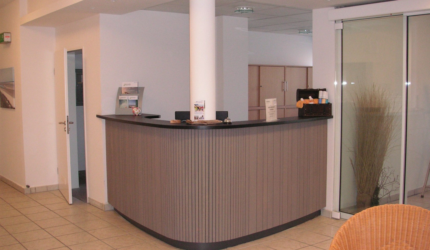 Anmeldungsbereich des Kurmittelhauses mit Tresen, © Nordseebad Spiekeroog GmbH / Iris Schmidt