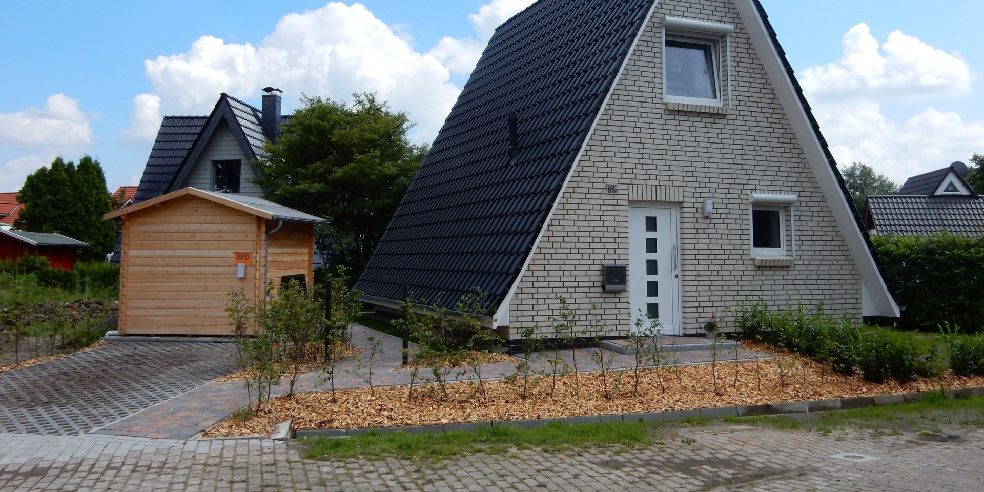 Ansicht Haus + Gartenhütte, © Marion Heuer