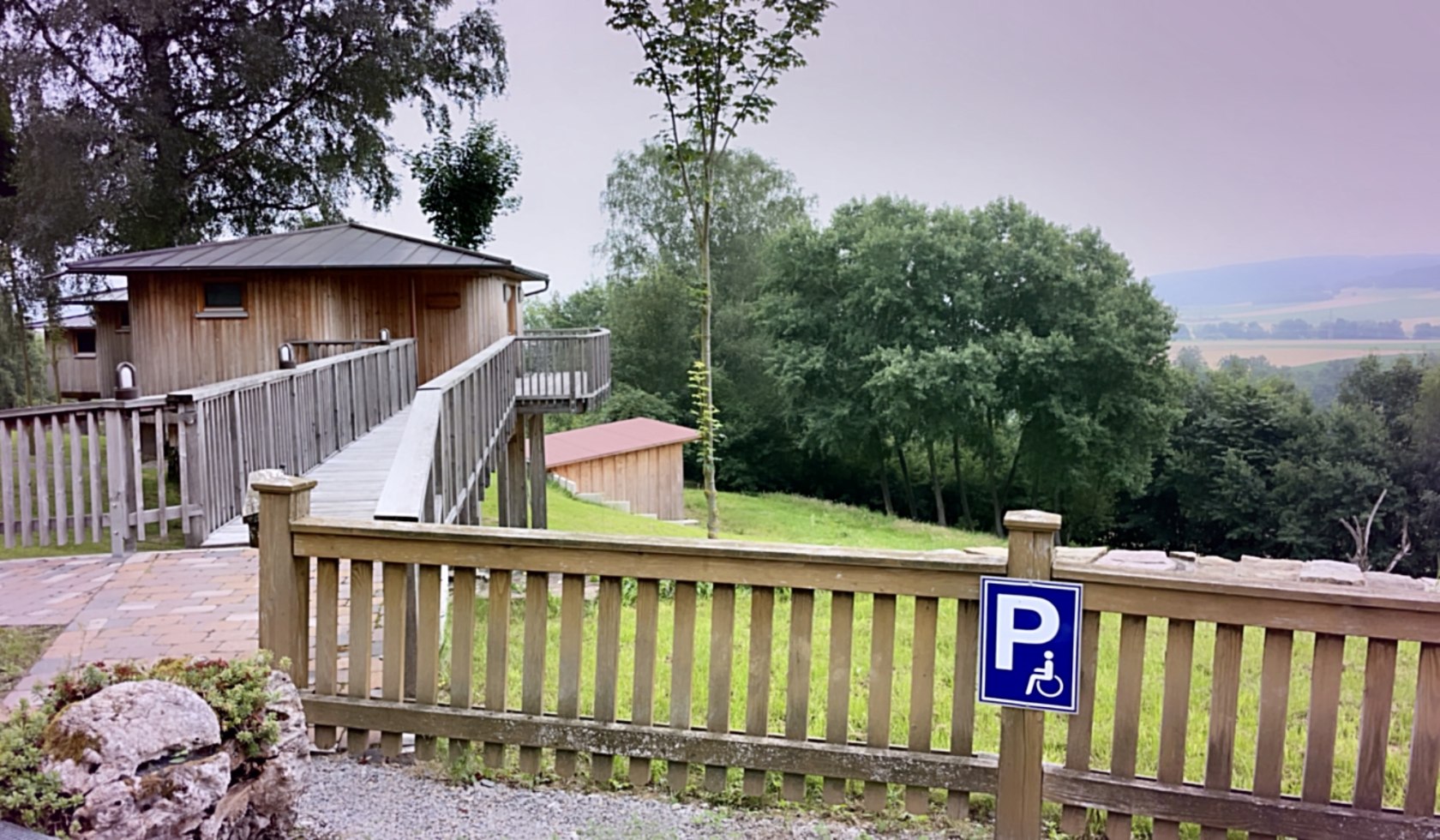 Barrierefreie Parkmöglichkeit und Unterkunft im Baumhaushotel Aerzen, © Christine Rupp