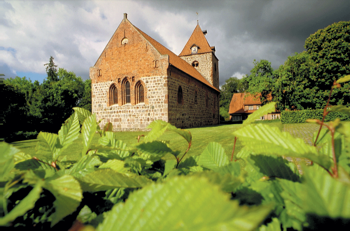 Die Kirche der Gemeinde Dötlingen die auf einer Grünfläche steht., © Naturpark Wildeshauser Geest