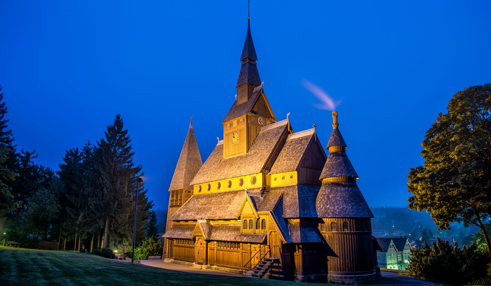 Stabkirche beleuchtet bei Nacht, © HAHNENKLEE tourismus marketing gmbh