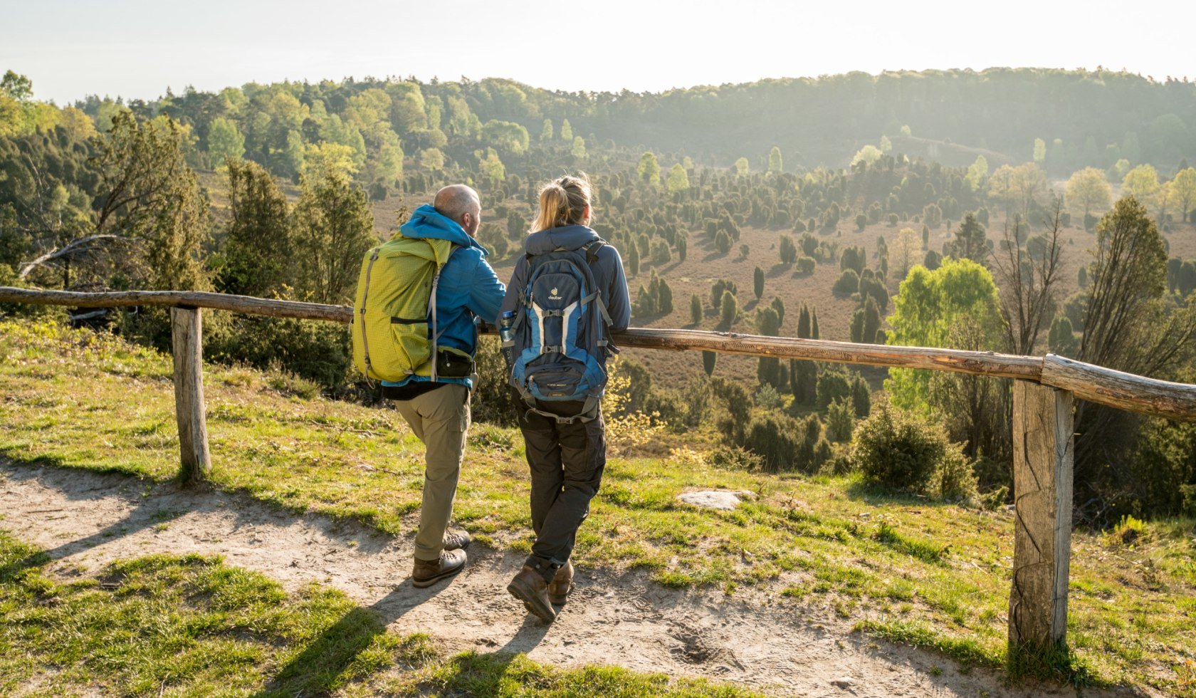 zwei Wanderer genießen weiten Ausblick im Totengrund, © Lüneburger Heide GmbH