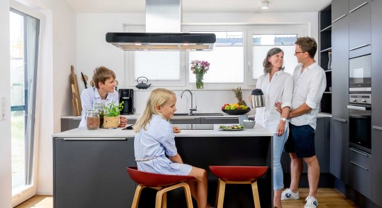 Familie in der Küche vom Ferienhaus, © Marissa Ferienpark
