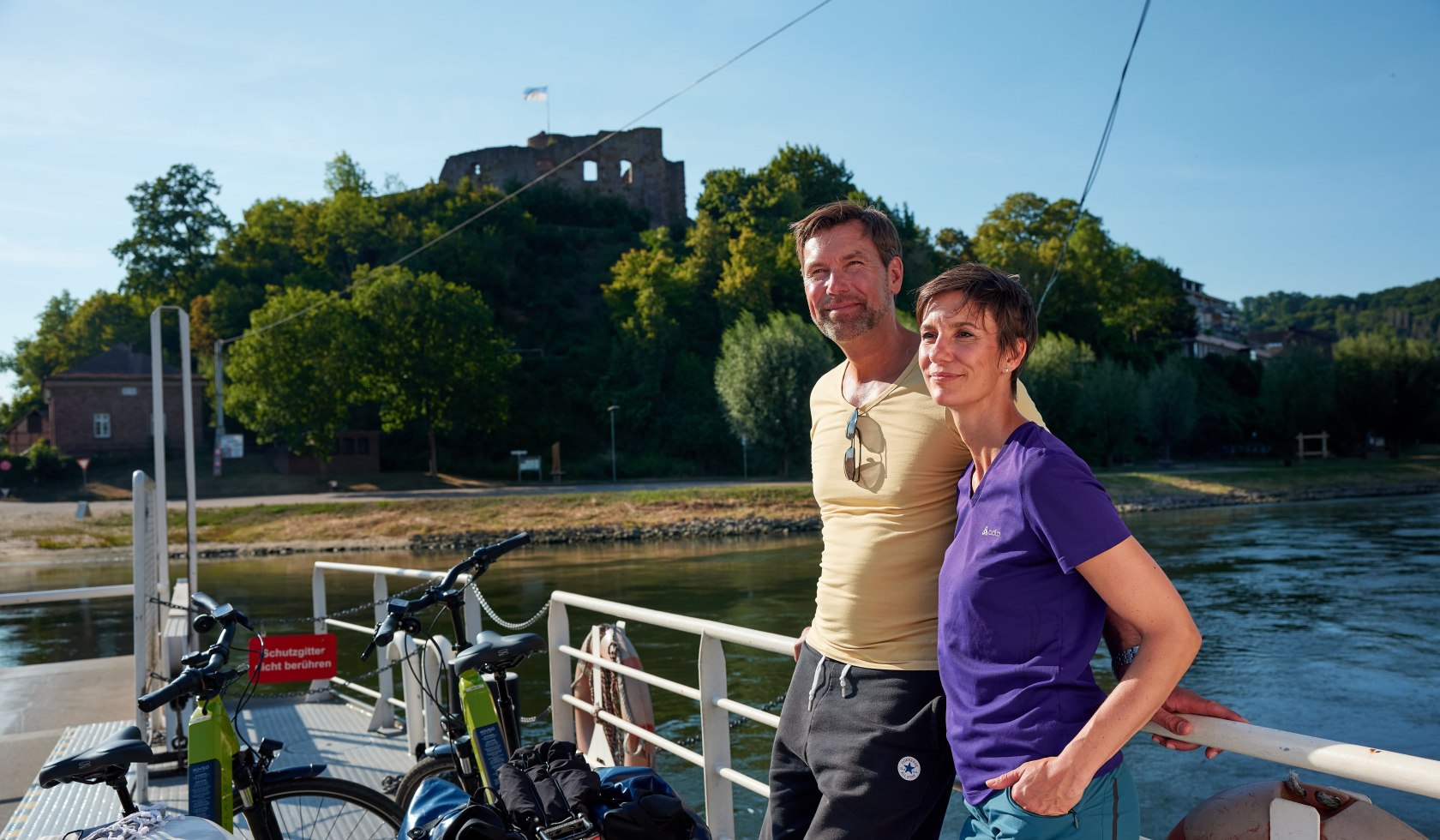 Paar mit Fahrrädern auf Fähre, © TourismusMarketing Niedersachsen GmbH