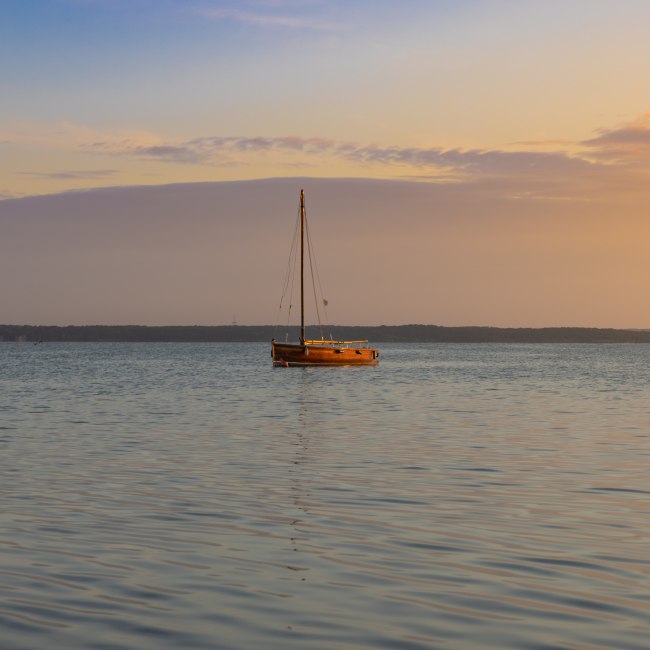 Boot auf Steinhuder Meer bei Sonnenuntergang