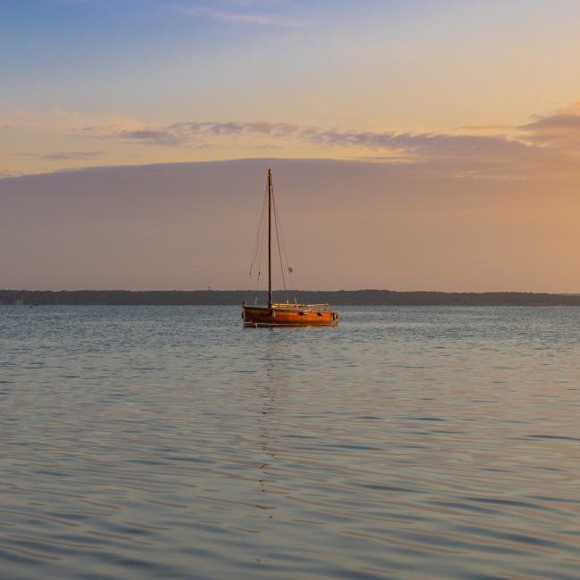 Boot auf Steinhuder Meer bei Sonnenuntergang