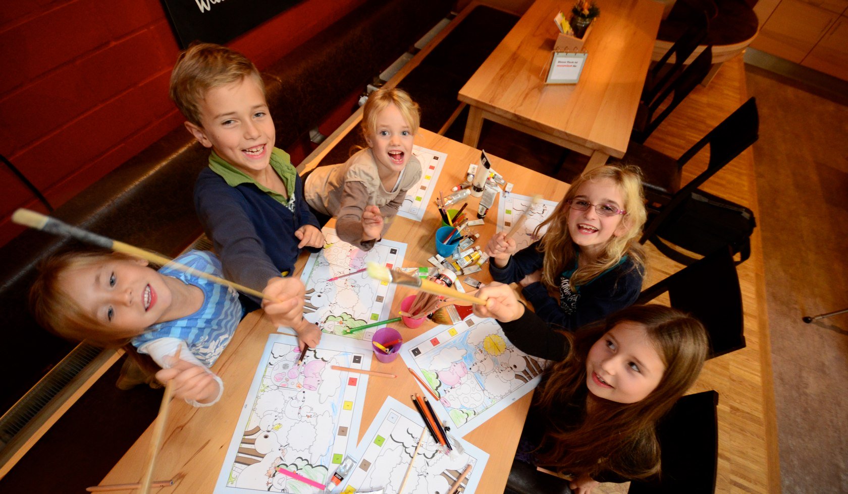 Kinder malen am Tisch, © Vorbrück