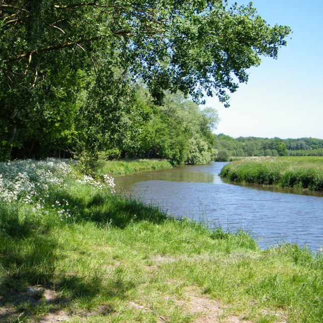 Die Hunte ist ein Fluss, der sich sanft durch Niedersachsen schlängelt, © Gerd Köhler / pixelio.de
