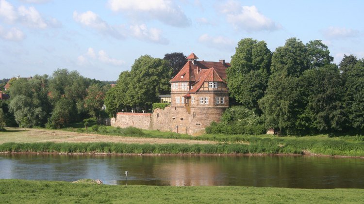 Das Weserenaissance Schloss in Petershagen hinter dem Fluss., © Mittelweser-Touristik GmbH