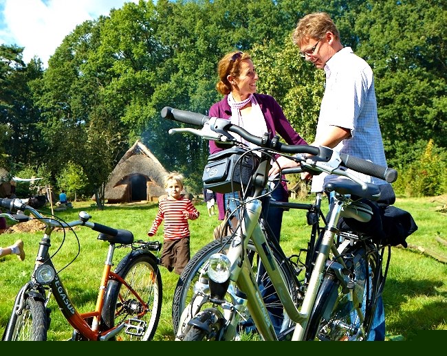 Familie mit Fahrrädern auf dem Bronzezeithof, © Grafschaft Bentheim Tourismus e.V./ Schubert