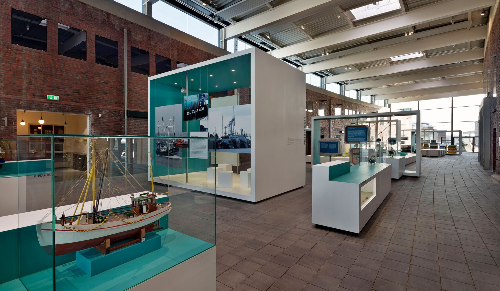 Blick in die modern gestaltete Ausstellungshalle, © Museum Windstärke 10 / Kellerfotografie