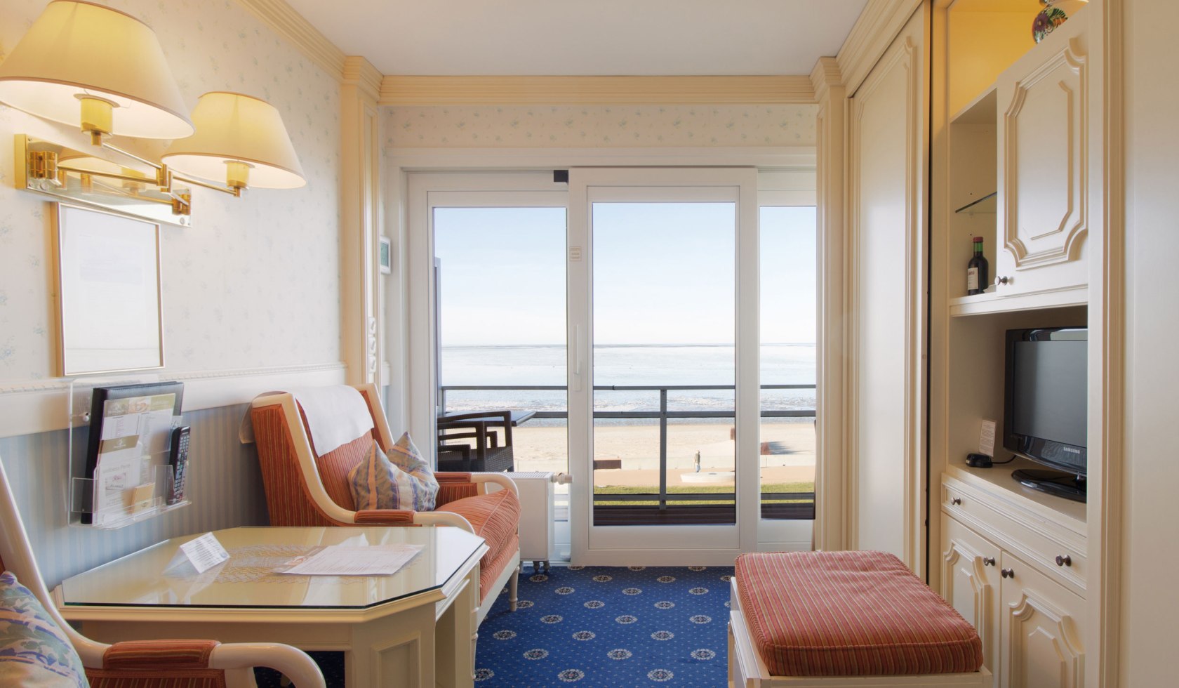 Hotelzimmer im Hotel Strandperle mit Meerblick, © Hotel Strandperle / Voxel Design