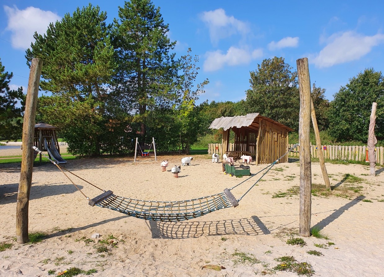 Spielbereich für Kleinkinder mit Rutsche und Schaukeln, © Gemeinde Westoverledingen/ Petra Gronewold-Behrends