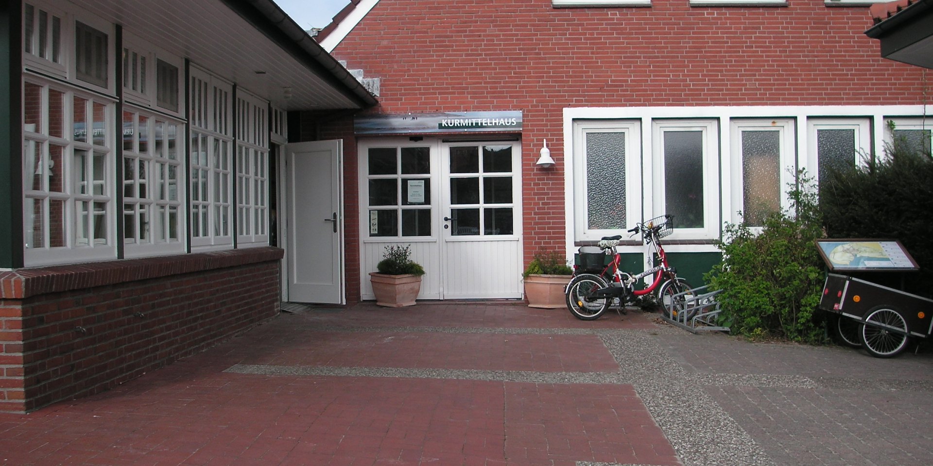 Außenbereich des Kurmittelhauses aus rotem Backstein, © Nordseebad Spiekeroog GmbH / Iris Schmidt