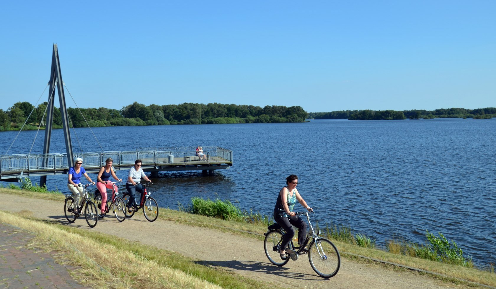 Einige Radfahrere radeln auf der 3-Seen-Route., © Verbund Oldenburger Münsterland / nordphoto